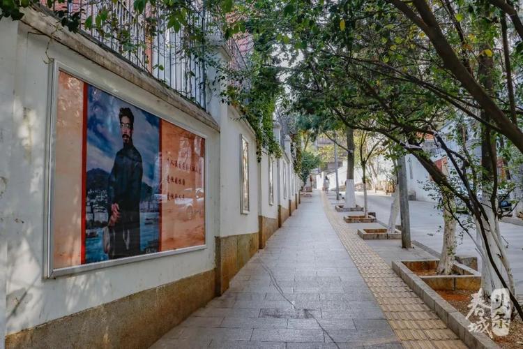 闻一多先生的旧居位于翠湖北路上的西仓坡内.