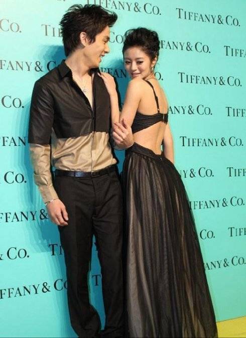 大家第一反应应该是戚薇老公吧,但其实在此之前他曾与安以轩有过一段2