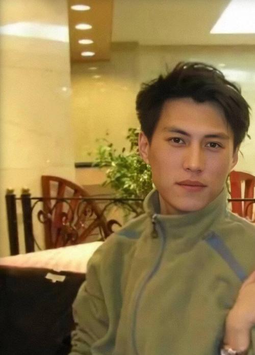 发现靳东小时候就挺好看的