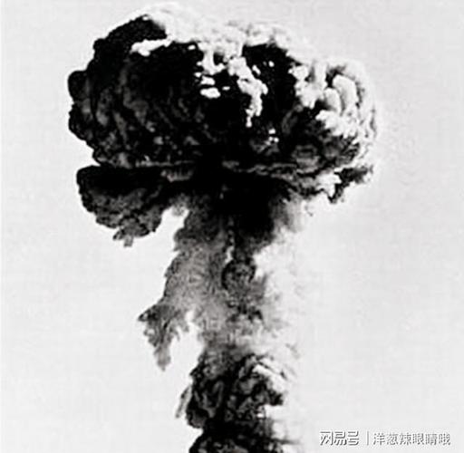 原子弹爆炸成功后,周总理看了一眼蘑菇云照片:把地面部分裁掉
