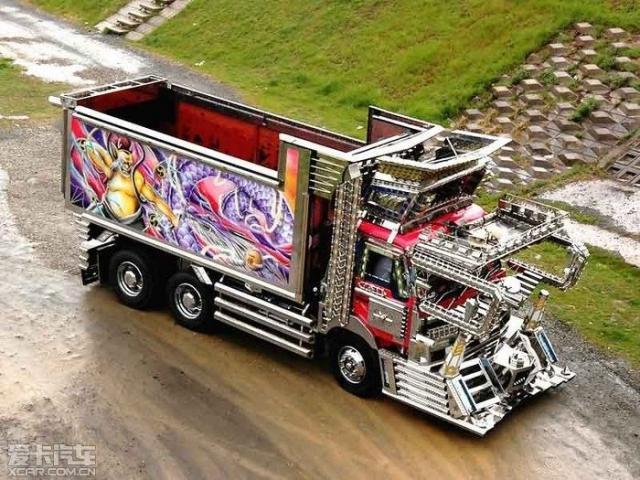 随着经济发展,暴走族的坐驾从初代的机车"进化"成卡车.虽然暴走族