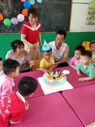 切蛋糕啦"我"长大了,我要把生日蛋糕分享给小朋友们吃!