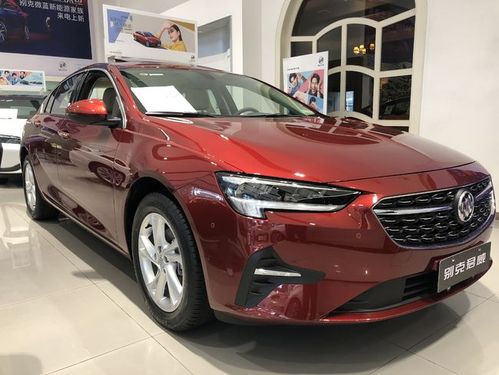 红色的别克君威,引入眼帘的是城市的玫瑰香薰的味道