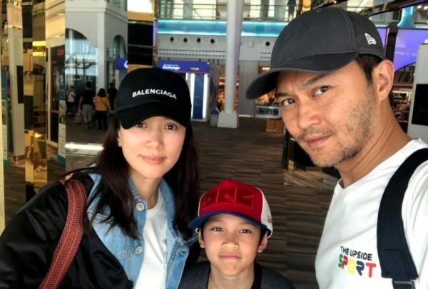 张智霖袁咏仪儿子晒撸猫日常侧颜精致帅气形似混血2