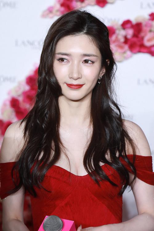 当天,江疏影身穿一条红色一字肩开衩裙性感惹火,搭配一头微卷偏分发型