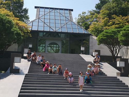 创办人为小山美秀子,由美国建筑师贝聿铭联同日本纪萌馆设计室.