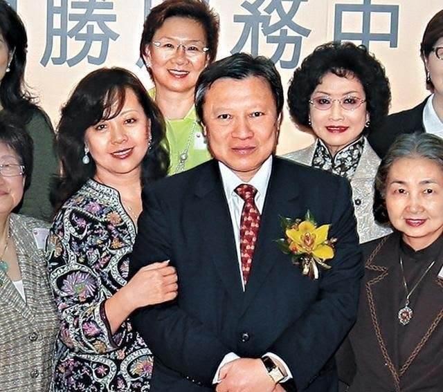 原创在银行有68亿的存款,一年还可以收租29亿,他才是真正的隐形富豪