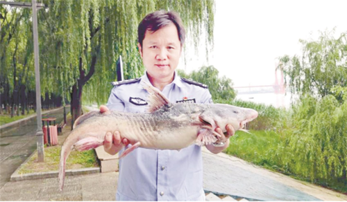 夫妻俩使用超声波捕鱼器在长江非法捕鱼获利24万 ,长航武汉警方深夜