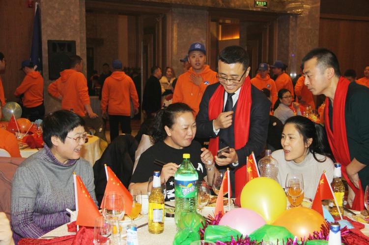 白山市滑雪协会主席何昆霖与嘉宾热情交流