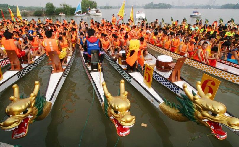 赛龙舟是一种古老的中国民俗活动,是汉族传统节日端午节的主要习俗.