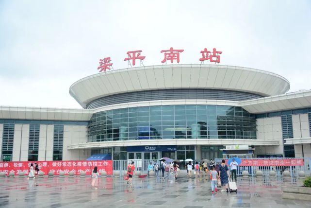 渝万高铁梁平南站,旅客正在进站.