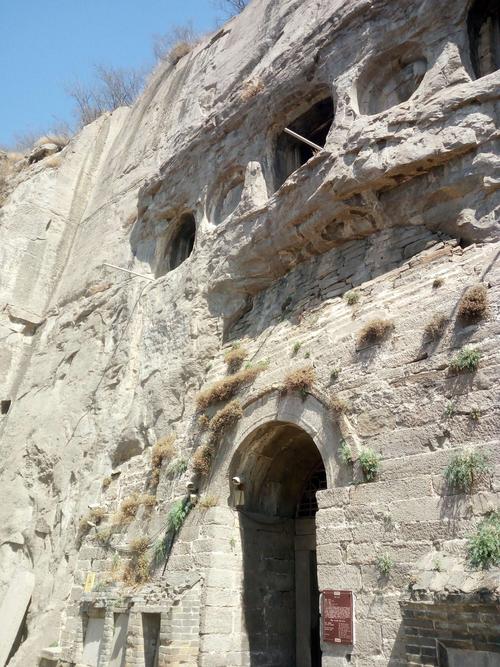 响堂寺石窟最初开凿于北齐时代(公元550年—577年).