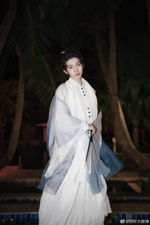 又是看不见我乖刘宇的一天,既然没有制服照,看一看盖娅传说吧