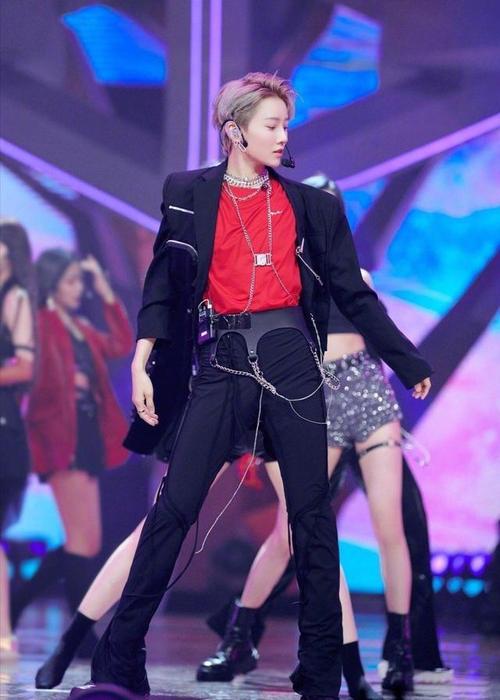 刘雨昕气场太强,酷飒西装帅气迷人,搭红色t恤真是时髦到炸裂