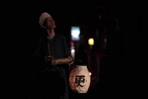 在《甲骨文合集》里也记录了商代武丁时期,奴隶夜间放火焚烧奴隶主的