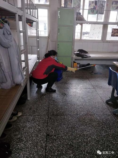 落实全域消毒做好开学准备宜宾三中有效进行疫情防控
