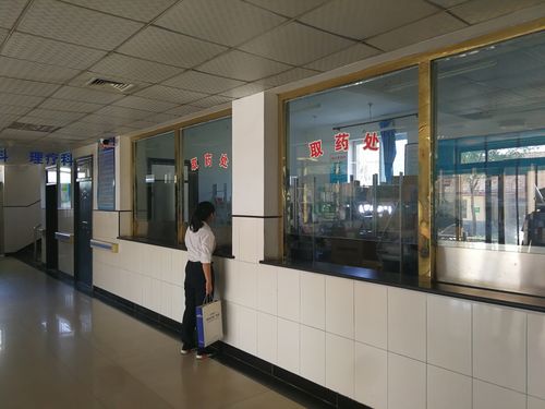 该医院药房窗口,不具备防盗条件,无防盗窗.