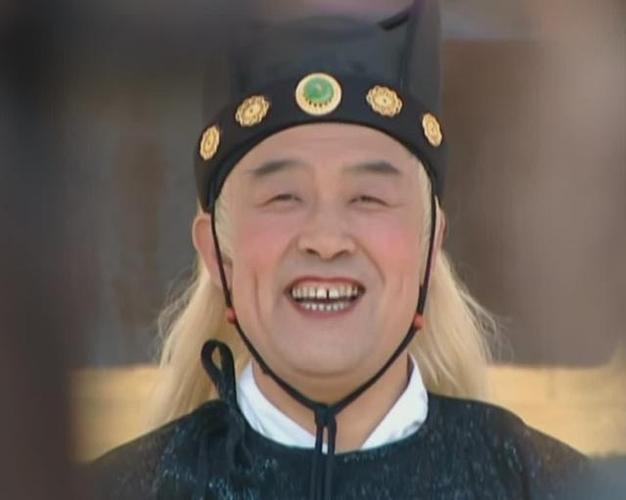 这个人就是"东厂总管"曹正淳,他为人心狠手辣,把持朝政大权野心勃勃