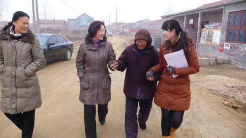 莒南:巾帼志愿者开展"情暖孤寡老人 欢喜过大年"活动