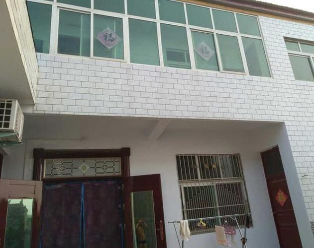 房子外形,一栋两层的普普通通农村的房子!