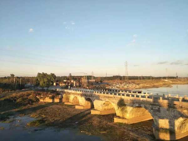 琉璃河镇位于北京市房山区的东南端,东部与北京市大兴区交界,南部与