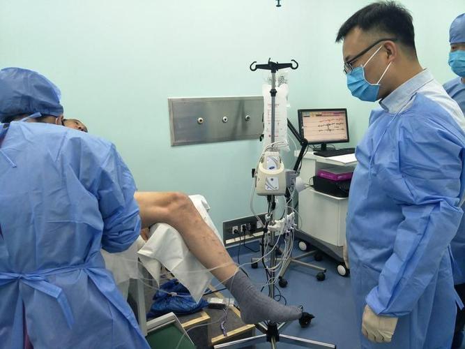 汤丽艳副主任医师和韩冬主治医师正在为患者做尿动力学检查.