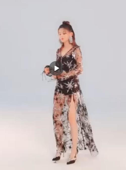 杨超越穿纱裙,抬腿瞬间全网炸裂,网友:人间难得几回闻