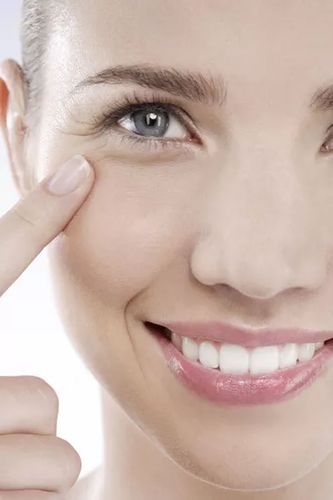 伴随年龄增大皱纹逐渐加深,纹间皮肤松垂.