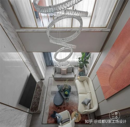 背景墙的巨幅橘色手绘装饰画成为挑高客厅的视觉焦点,给客厅