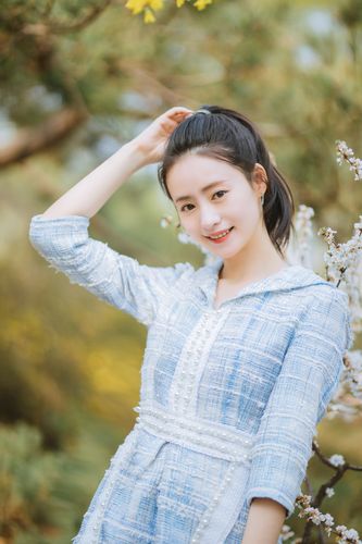 依灵写真图灵动出炉绝美侧颜独立脱俗