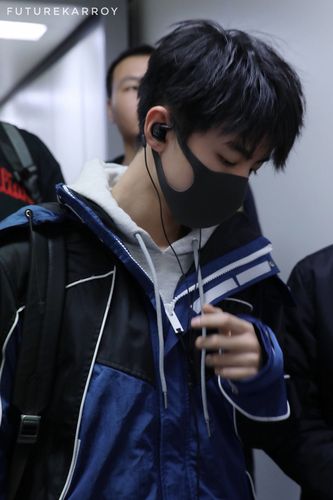 [王俊凯][新闻]180328 王俊凯北京飞大连 挥着小手和