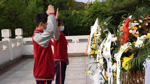 清明扫墓祭英烈