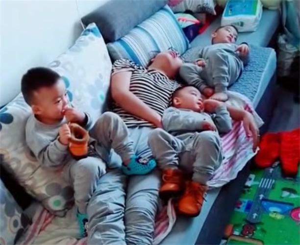 "家有萌宝贝儿":三胞胎儿子