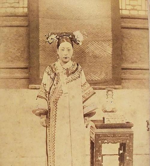 清末,满族中年妇女的旗装.