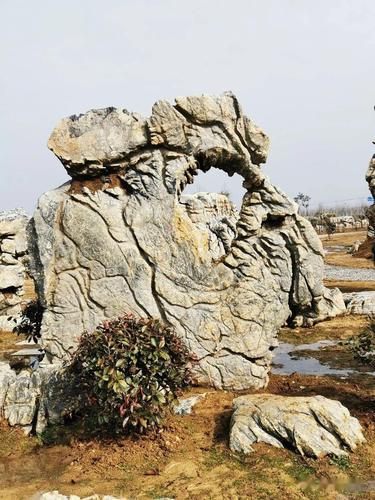 蟠龙山下赏奇石公园 农家院里品土灶佳肴