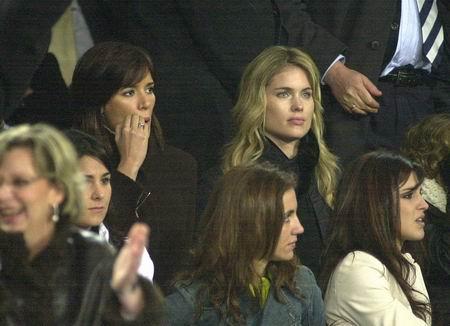 图为萨拉戈萨破门后看台上劳尔妻子马曼(黑衣女子)和菲戈爱妻海伦