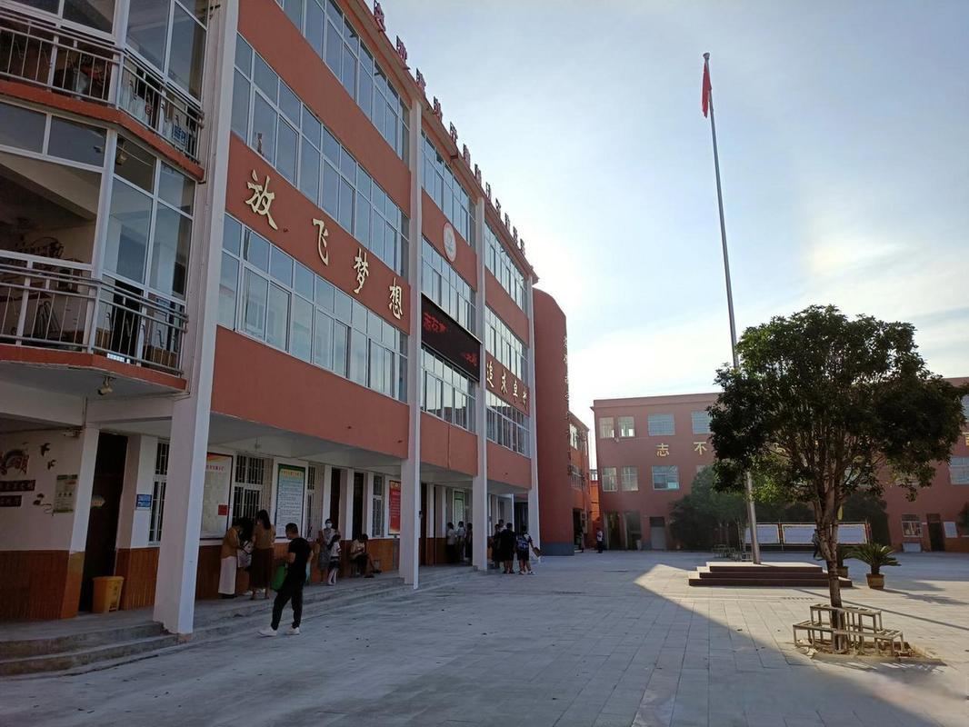 今天早上六点,唐河县城关一初中七年级新生审验工作已开始了