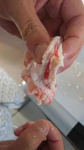 首先把一片片的猪板油切成小块儿,小心的清除里面的淋巴