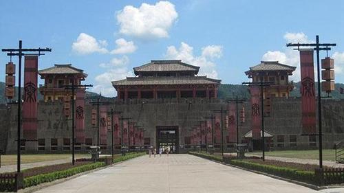 亚之帅将卒前攻,下五城",能夺去了晋国的五座城池,真所谓军功赫赫.