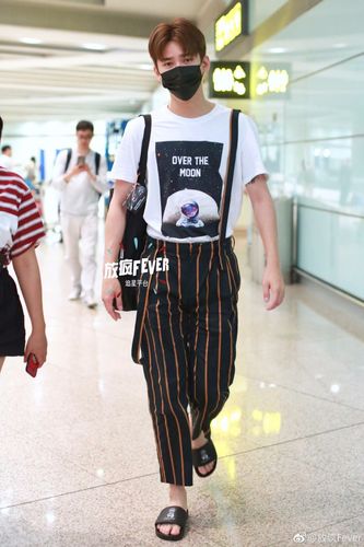 熊梓淇戴口罩穿白色t恤搭配背带裤现身机场,脚穿拖鞋随意接地气