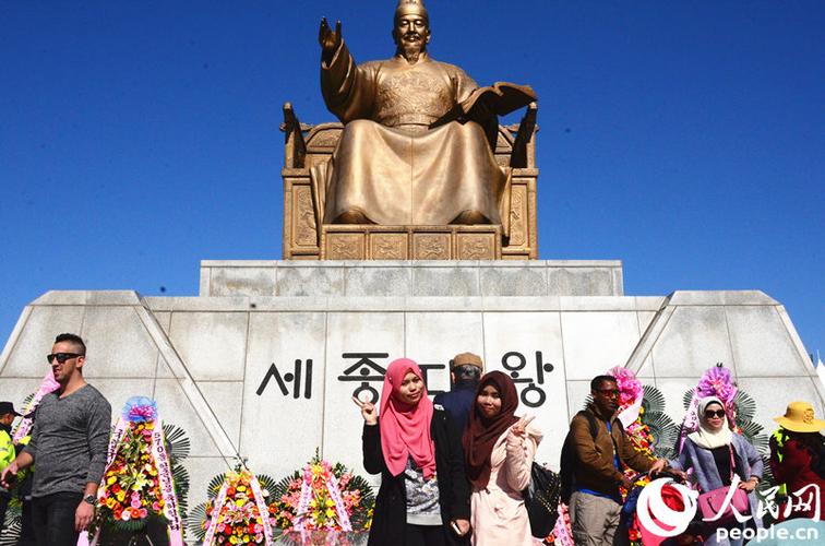 许多外国游客在世宗大王铜像前拍照留念. 成硕摄