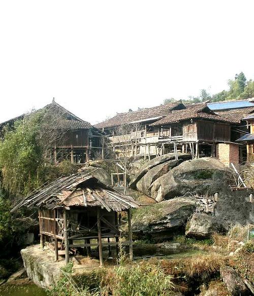 青山寨坐落于广西桂北元宝山下,由于独特的地理环境,形成依山傍水奇形