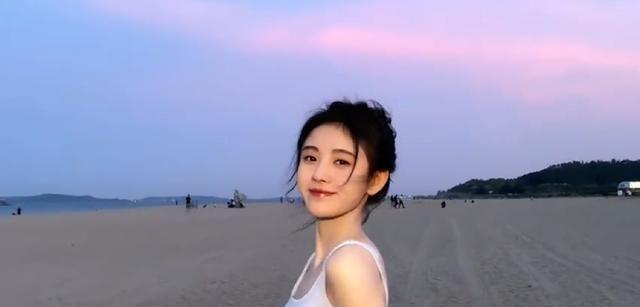 鞠婧祎穿白色背心海边漫步,头发凌乱似韩系女主,直角肩堪称完美