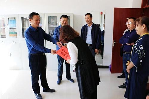 县人大主任蒋亚东在第二中学走访慰问教师