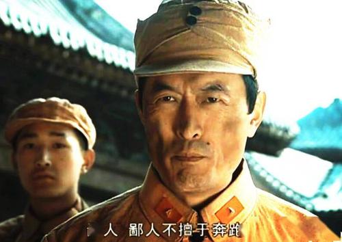 台词风格因人而异,实际上也是与其身份背景相符的,甚至不少情节还是有