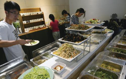 "就吃素"素食自助餐厅每天提供三四十款菜品,以蔬菜,水果为主.