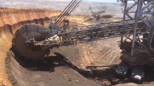 露天采矿大型机械工作