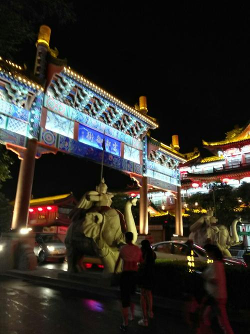 颇具皇家气势的宋都御街大牌坊.