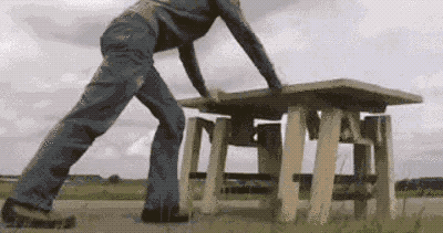 图片来自网络   制造空地:需要练瑜伽,和小朋友一起玩耍,把餐桌拖走