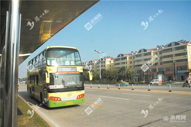 进入新世纪,双层公交行驶在滨州街头.